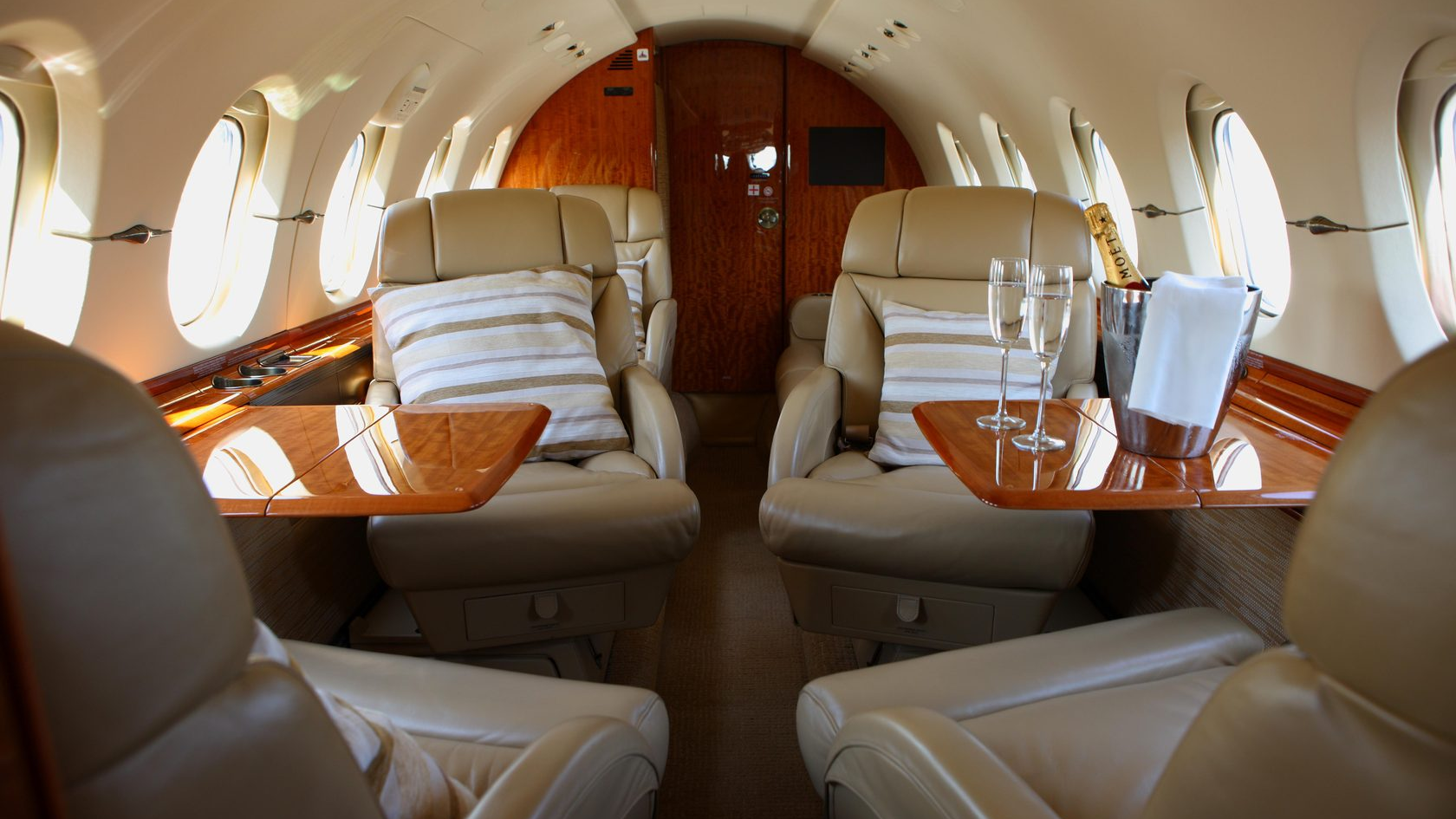 Hawker 800XP - exterior and cabin
