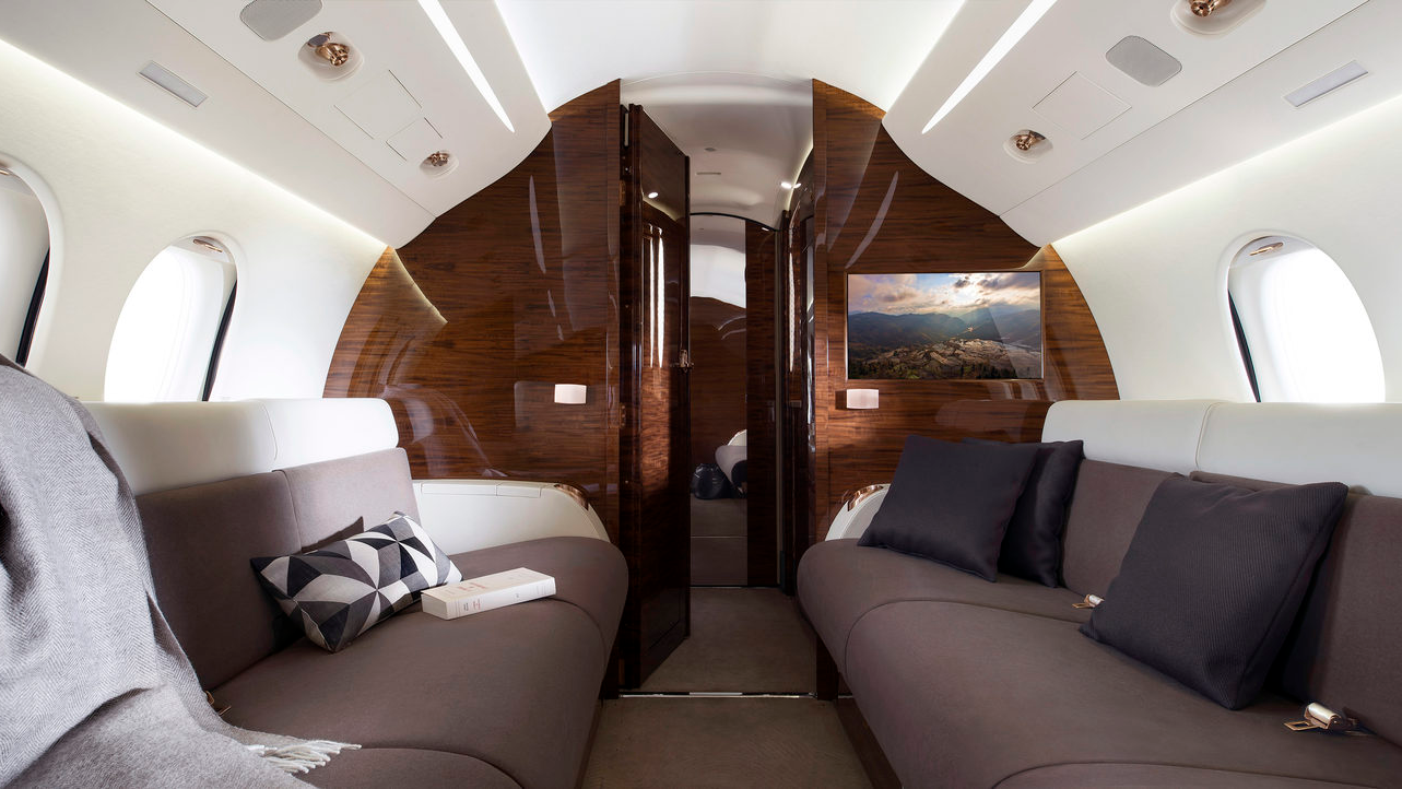 Falcon 7X - exterior and cabin
