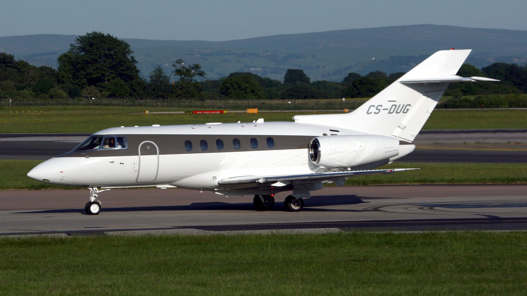 Hawker 750 - exterior and cabin