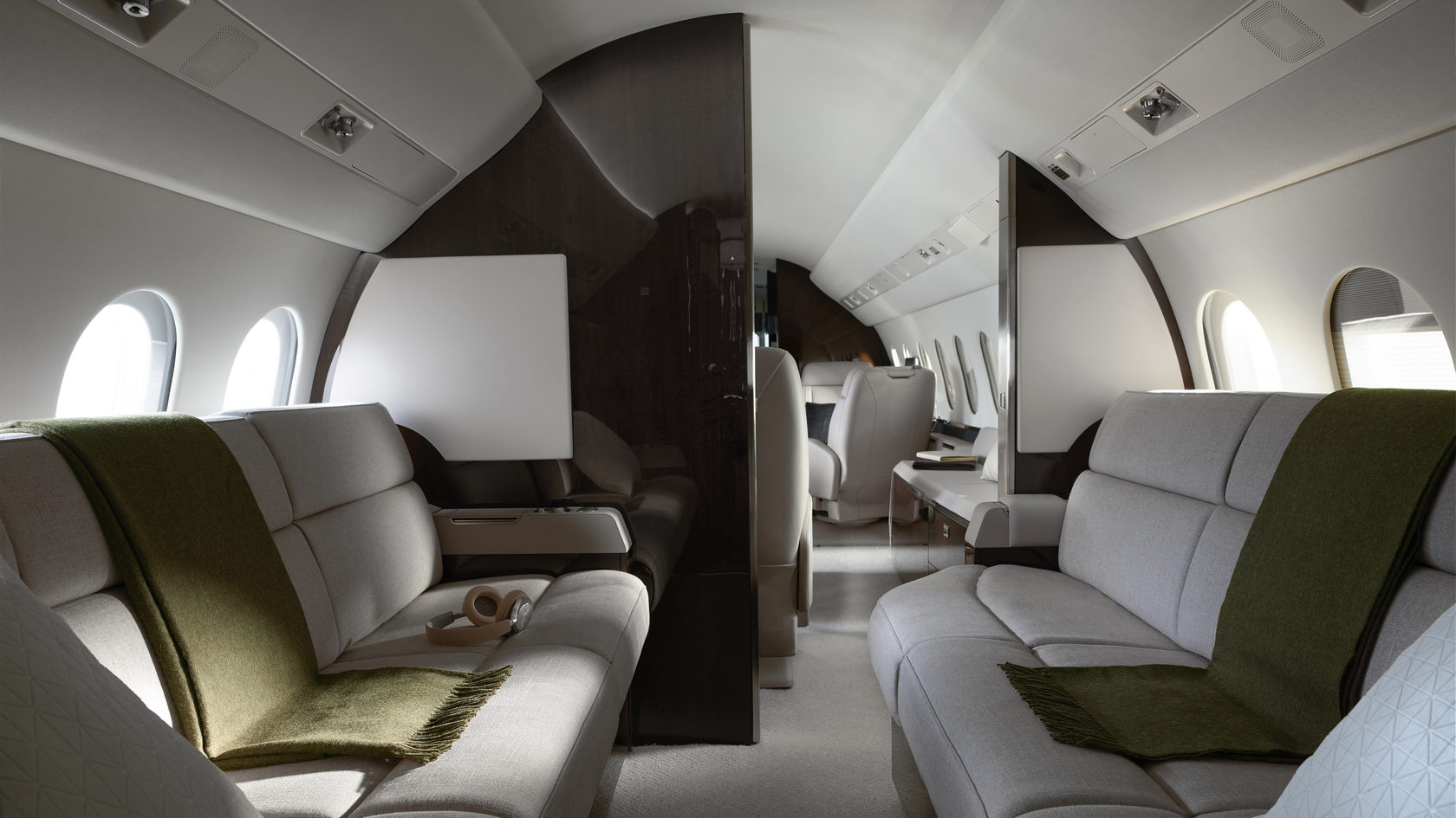 Falcon 900 series - exterior and cabin
