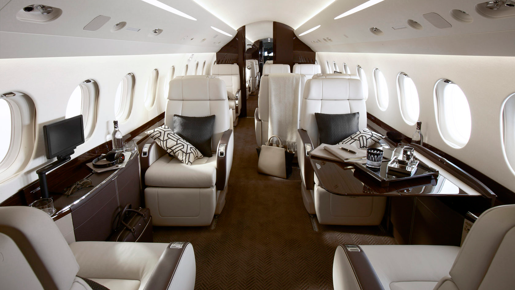 Falcon 2000 series - exterior and cabin