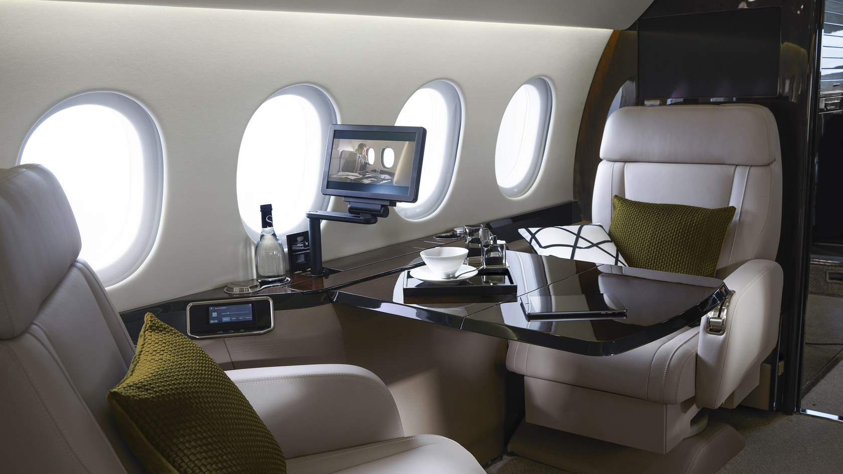 Falcon 900 series - exterior and cabin
