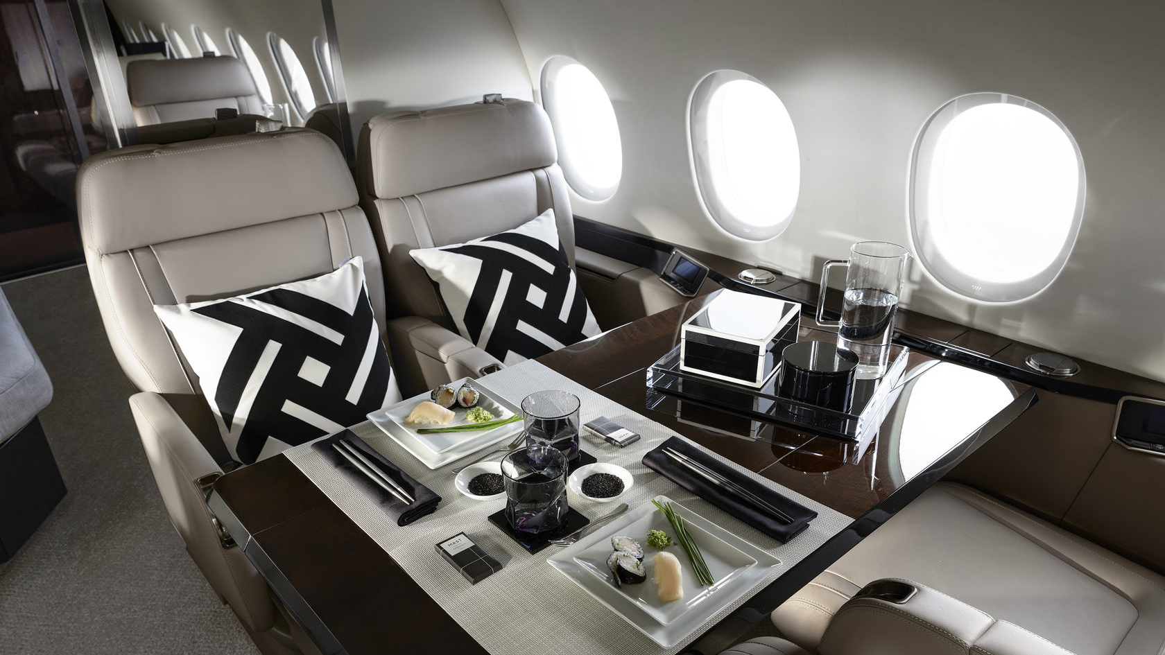 Falcon 900 series - exterior and cabin