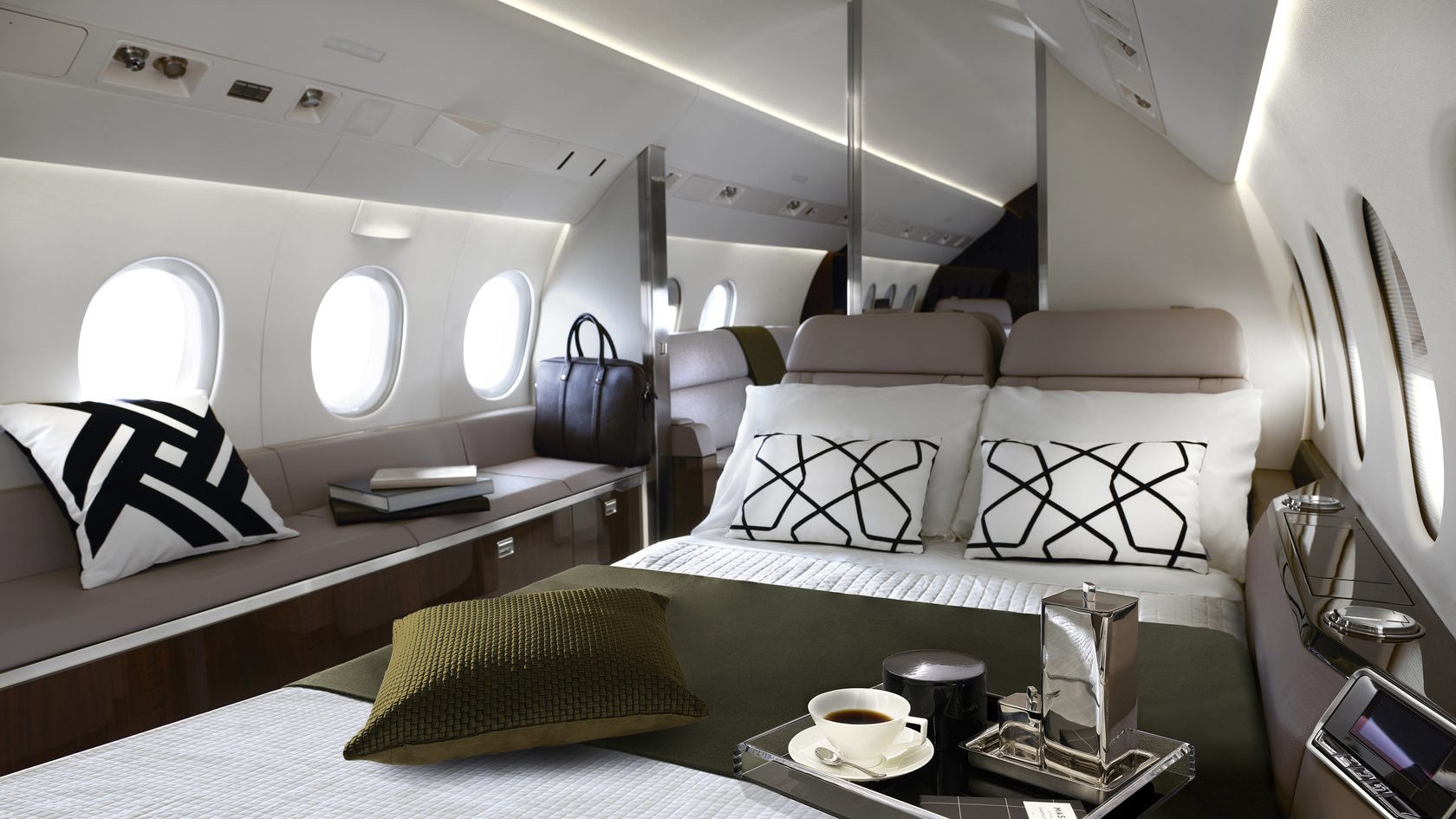 Falcon 900 series - exterior and cabin
