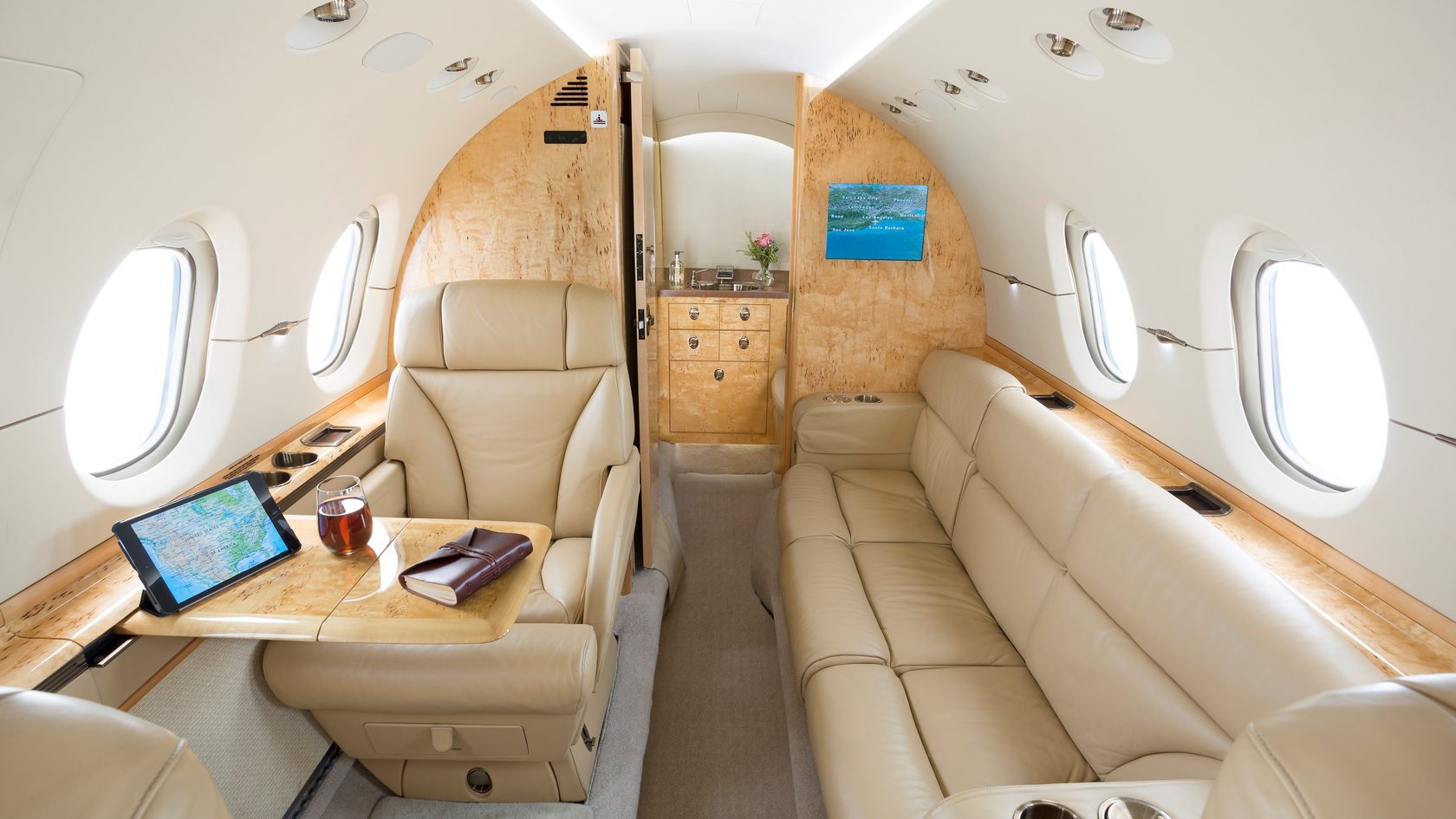 Hawker 800XP - exterior and cabin