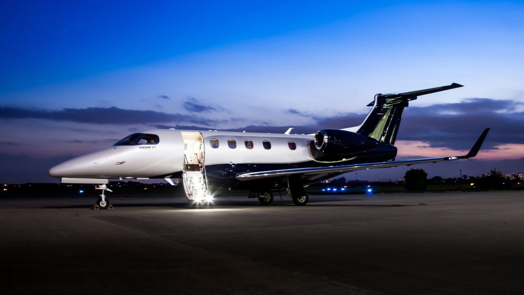 Phenom 300 - exterior and cabin