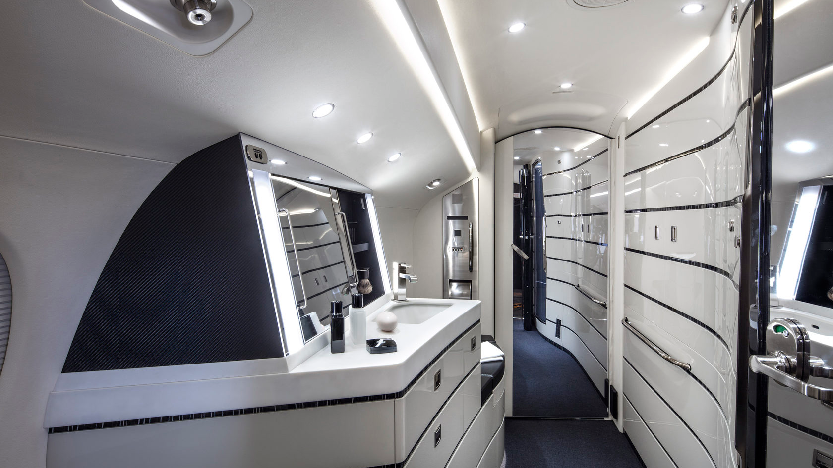 Falcon 8X - exterior and cabin