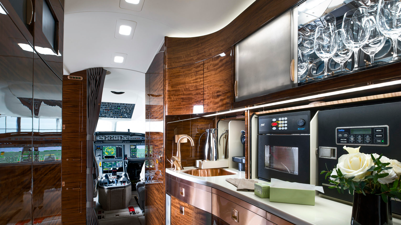 Falcon 7X - exterior and cabin