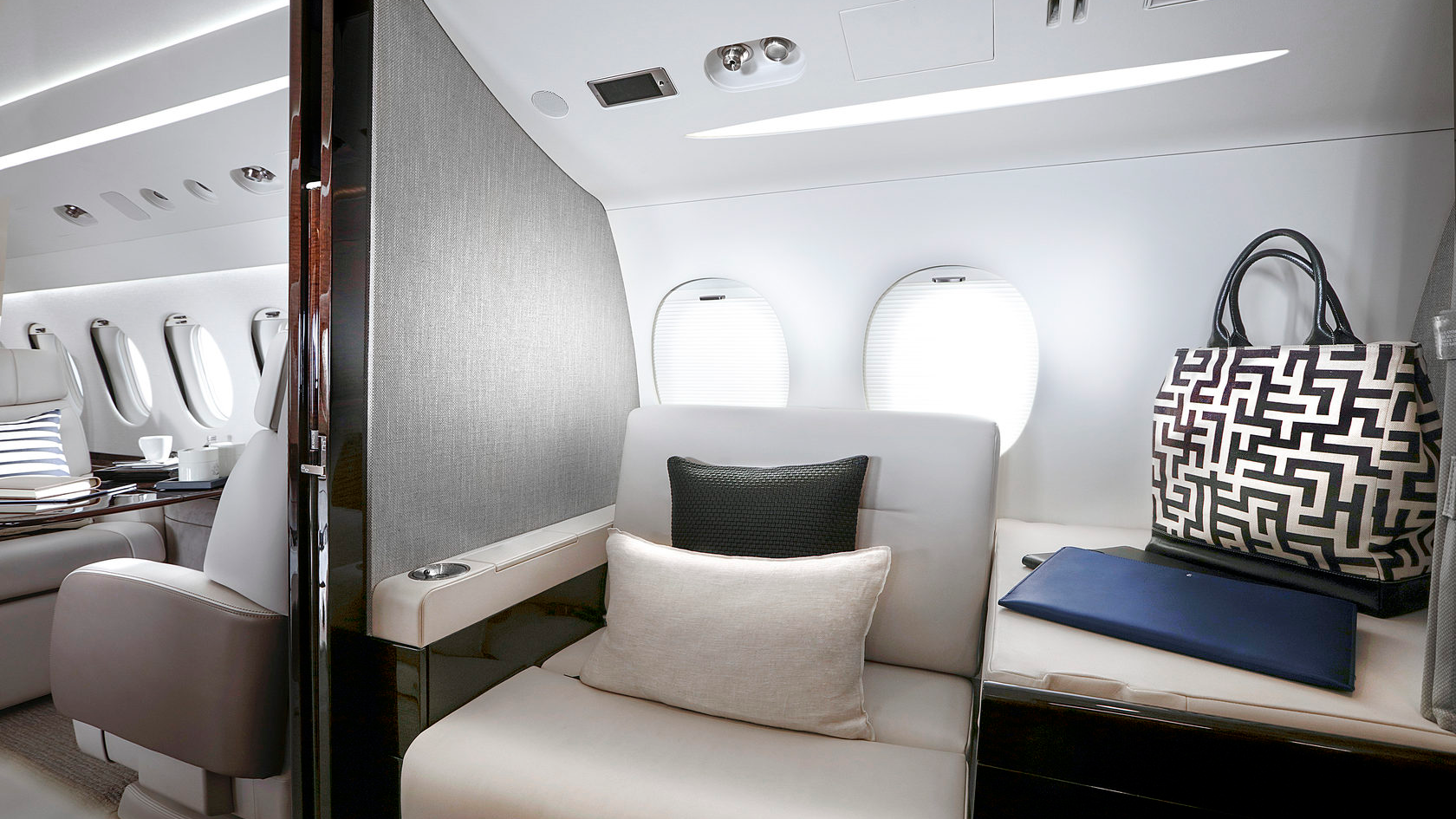 Falcon 8X - exterior and cabin