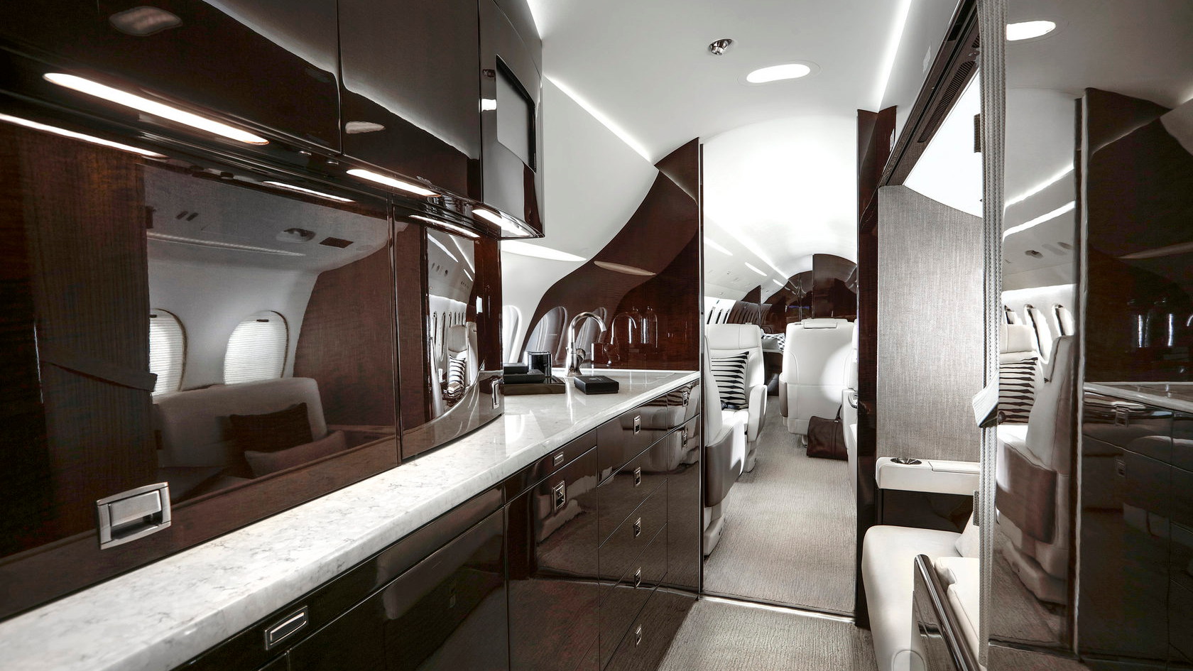 Falcon 8X - exterior and cabin