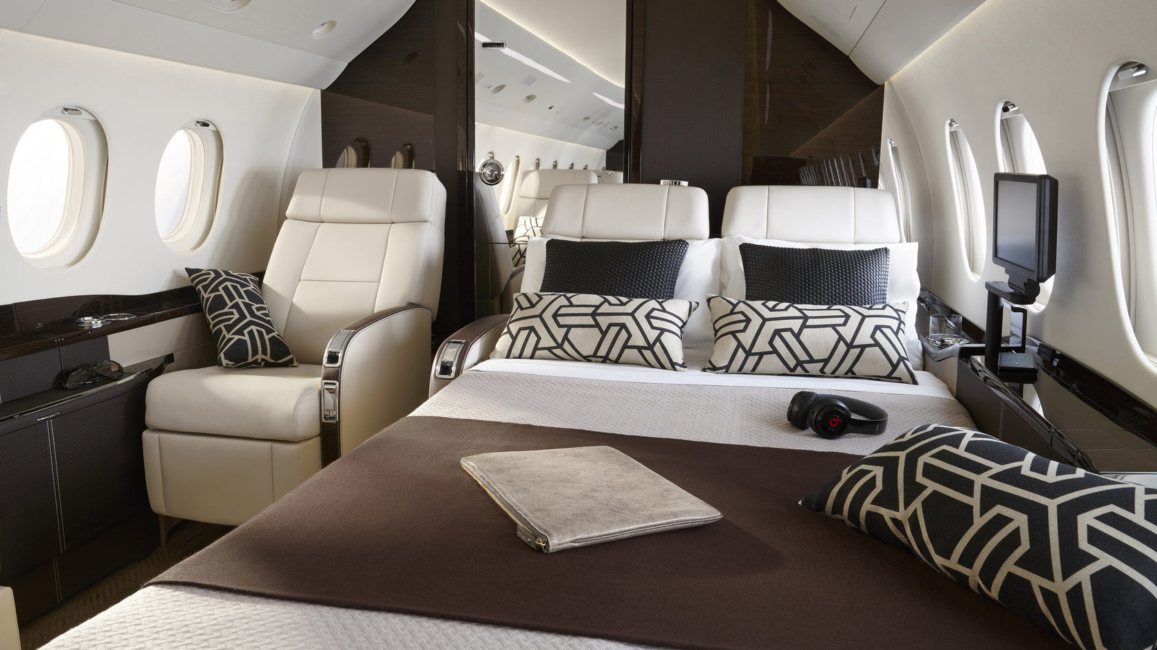 Falcon 2000 series - exterior and cabin